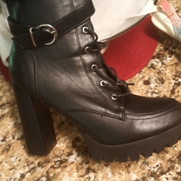 Ankle straps and zippered boots - Picture 1 of 6